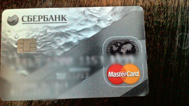 В Новочеркасске пассажир такси нашел банковскую карту и пошел с ней по магазинам