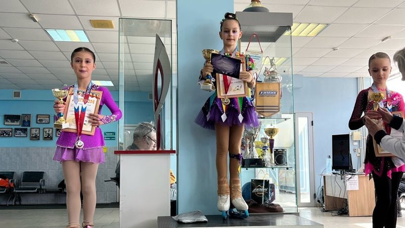 Юные новочеркасские фигуристы стали победителями и призерами областных соревнований