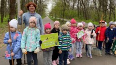 В Новочеркасске школьники и дошкольники убрали мусор в роще «Красная Весна»
