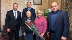 Администрация Новочеркасска навещает ветеранов для поздравления с днем защитника Отечества на дому