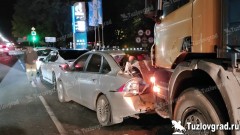 В Новочеркасске грузовик протаранил стоящие перед светофором автомобили, один человек получил травмы