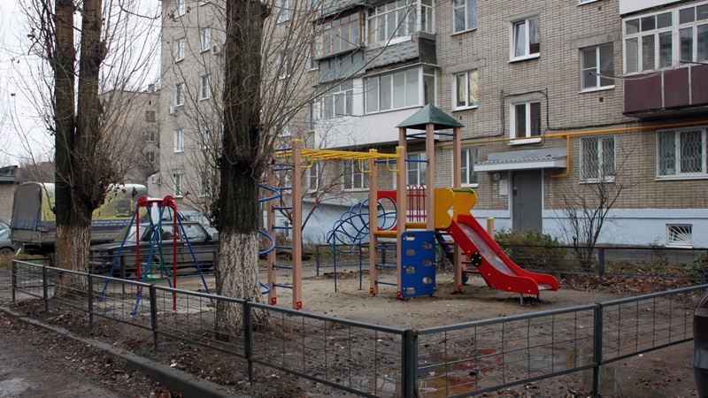 В Новочеркасске на содержание в чистоте и ремонт 12 детских площадок выделили полмиллиона рублей