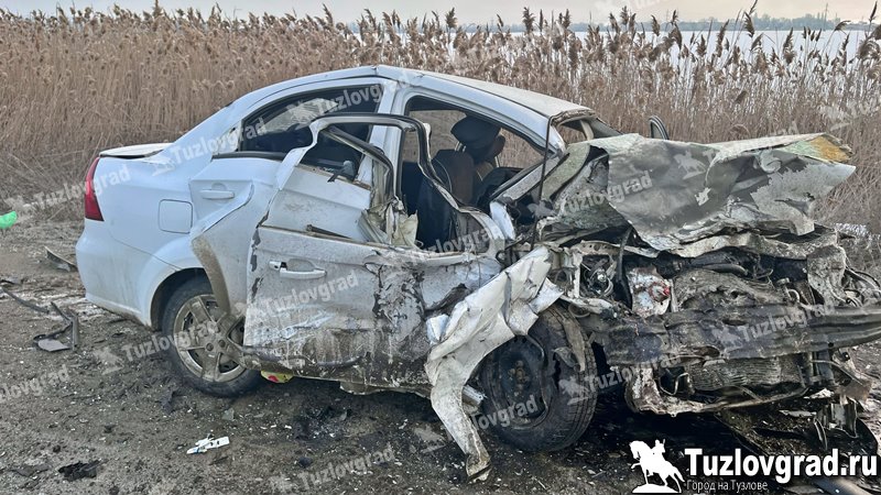На трассе под Новочеркасском в лобовом ДТП погиб человек, второй водитель выжил и в больнице