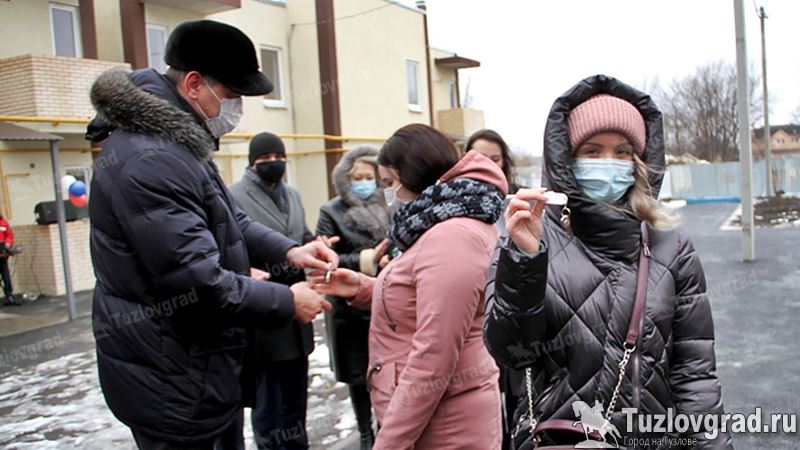 Администрация Новочеркасска вручила выпускникам детских домов ключи от 41 новой квартиры