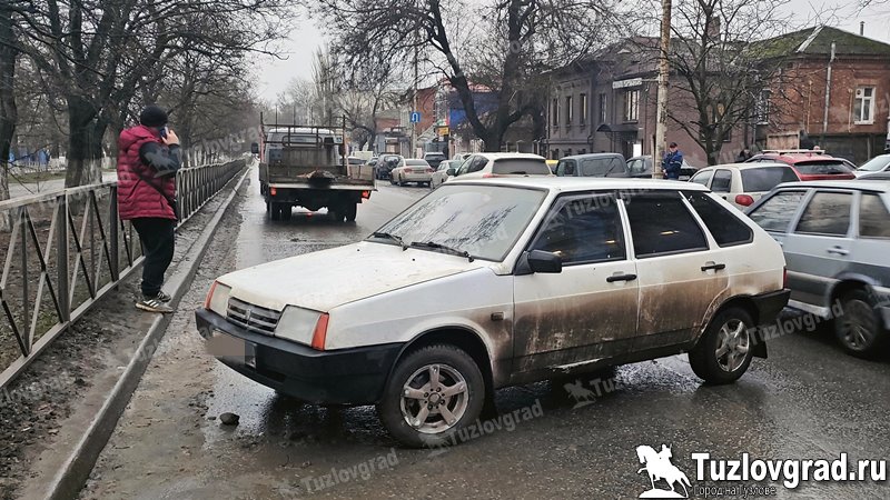 В Новочеркасске водителю легковушки стало плохо после столкновения с грузовиком