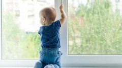 Новочеркасским родителям следует помнить о риске выпадения из окон детей в теплое время года