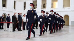В Новочеркасске 19 казакам платовской сотни ЮРГПУ вручили погоны хорунжих