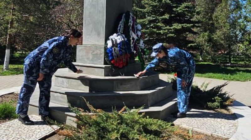 Сотрудники ИК-14 Новочеркасска провели уборку у памятника солдатам правопорядка
