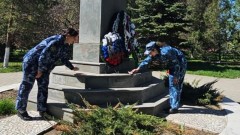 Сотрудники ИК-14 Новочеркасска провели уборку у памятника солдатам правопорядка