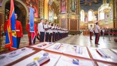 В Новочеркасске 18 казакам платовской сотни ЮРГПУ вручили погоны хорунжих