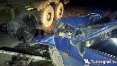 На выезде из Новочеркасска ВАЗ врезался в военный трал, один человек получил травмы