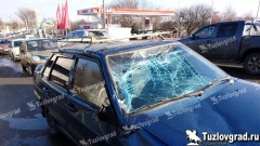 В Новочеркасске с крыши движущегося грузовика на легковушку упала глыба льда