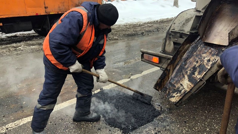 В Новочеркасске в ближайшие дни приступят к ямочному ремонту дорог