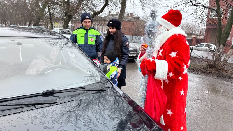 Полицейские с Дедом морозом поздравили автолюбителей Новочеркасска с наступающим Новым годом