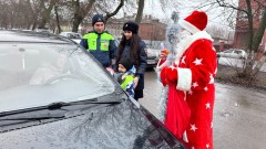 Полицейские с Дедом морозом поздравили автолюбителей Новочеркасска с наступающим Новым годом