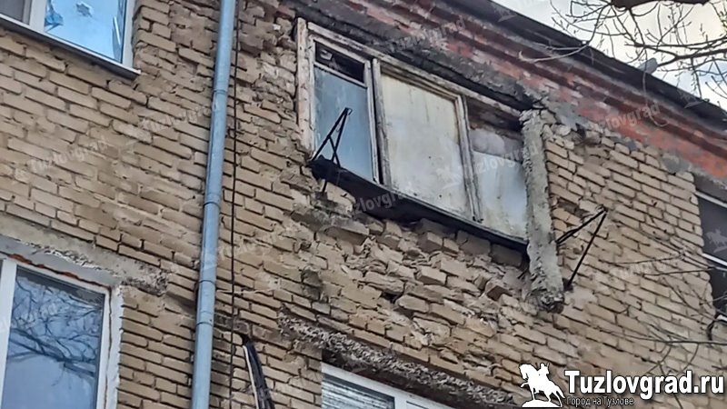 В Новочеркасске в микрорайоне Донском обрушилась часть фасада кирпичной пятиэтажки
