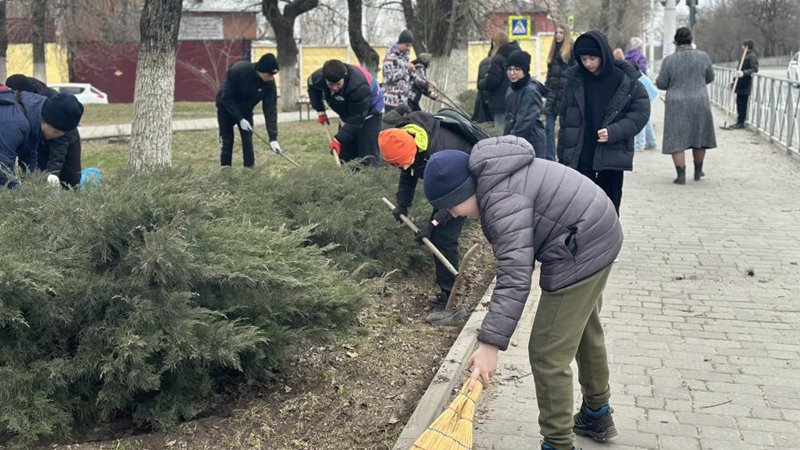 В Новочеркасске прошел субботник в сквере у памятника «Солдатам правопорядка»