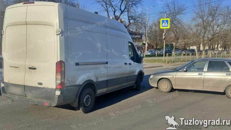 В Новочеркасске невнимательный водитель фургона устроил ДТП и огромную пробку, видео