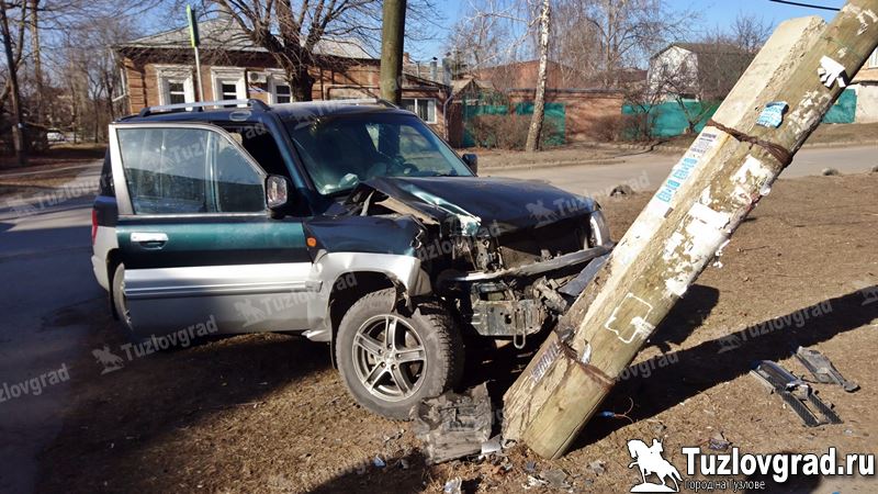 В Новочеркасске внедорожник свалил столб после столкновения с другой машиной
