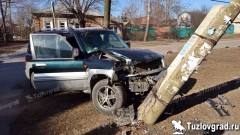 В Новочеркасске внедорожник свалил столб после столкновения с другой машиной