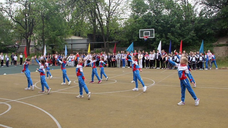 В новочеркасской 19-й школе открыли новую спортивную площадку