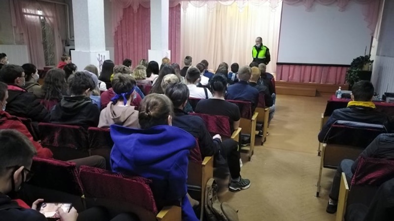 В Новочеркасске сотрудники ГИБДД объясняют школьникам правила передвижения на средствах индивидуальной мобильности