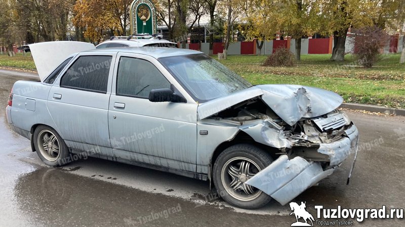 В Новочеркасске водитель ВАЗа отвлеклась за рулем и врезалась в стоящую перед светофором машину