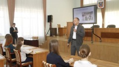 Константин Хмельницкий рассказал школьникам и студентам о госслужбе