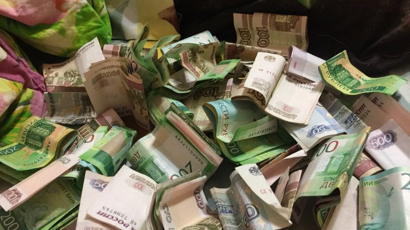 В Новочеркасске мужчина, которого попросили присмотреть за квартирой, украл деньги из копилки