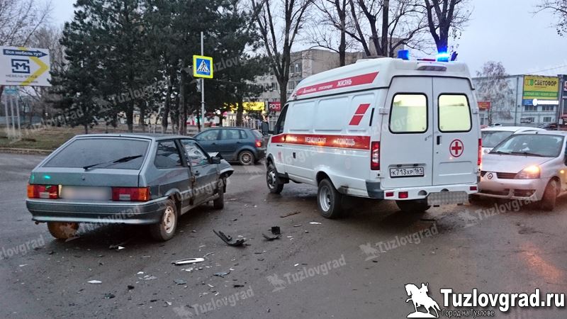 В Новочеркасске в двойном ДТП травмы получили два человека