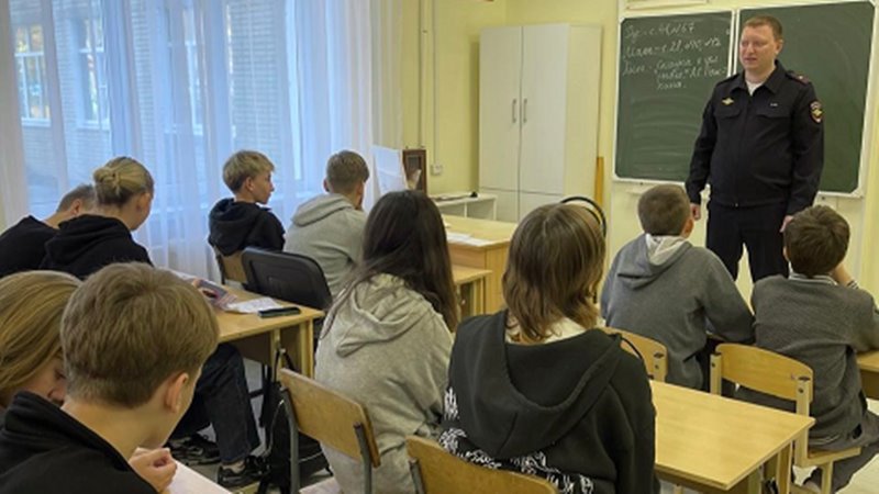 Новочеркасские полицейские провели очередную профилактическую беседу со школьниками