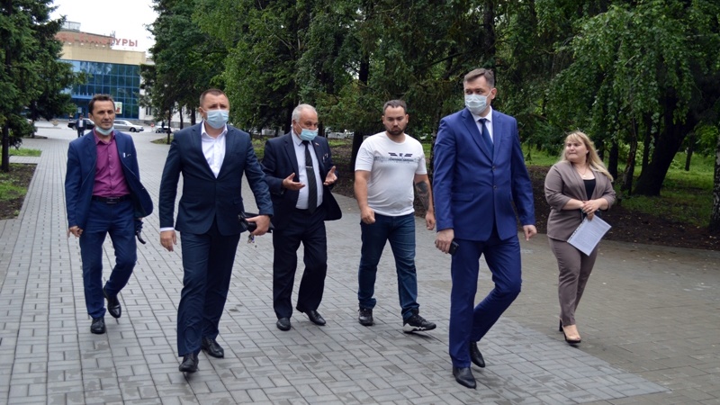 Глава администрации Новочеркасска осмотрел, как идут ремонтные работы в парке Электровозостроителей