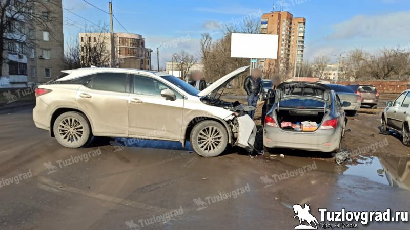 В Новочеркасске невнимательный водитель устроил лобовое ДТП при повороте налево