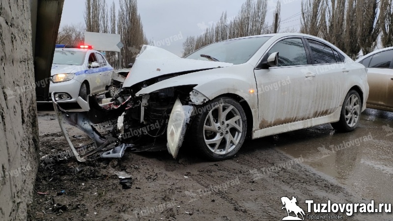 В Новочеркасске пьяный водитель врезался в бетонную опору моста