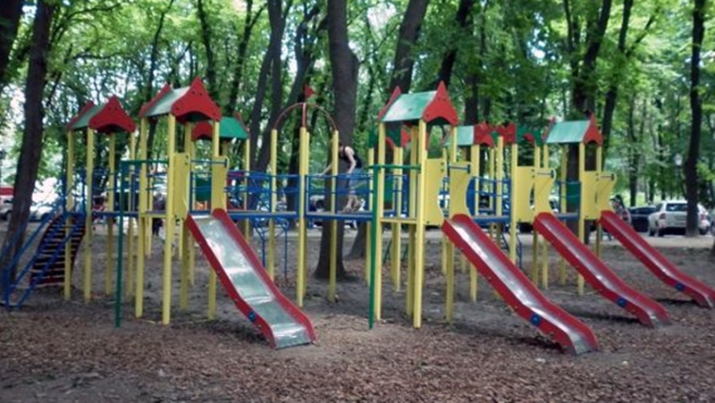 В Новочеркасске на улице Крылова установят новую детскую и спортивную площадку
