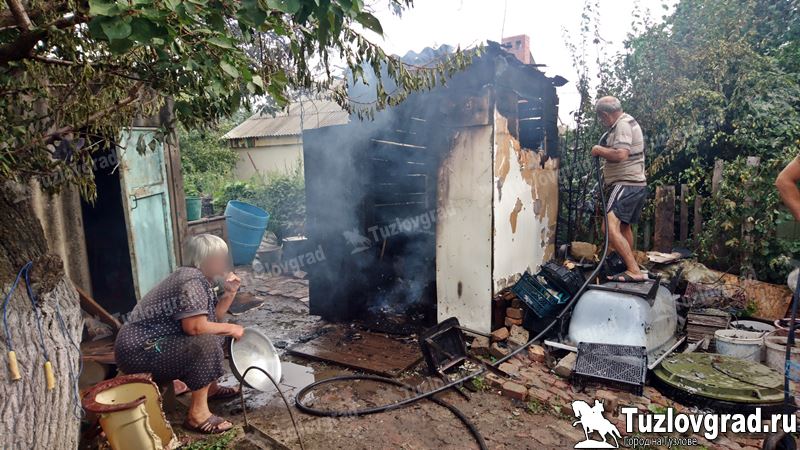 В Новочеркасске из-за неосторожного обращения с огнем сгорела хозпостройка