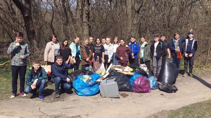 Старшеклассники школ Новочеркасска провели уборку в роще «Красная весна»
