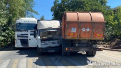 Появилось видео момента столкновения трех грузовиков на улице Буденновской