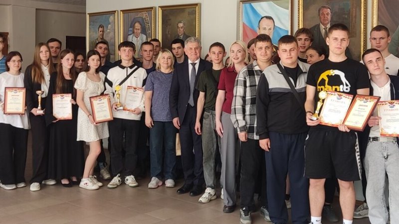 В администрации Новочеркасска прошло награждение победителей и призеров военно-спортивной игры «Орленок»