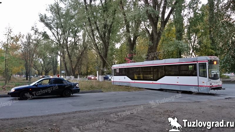 В Новочеркасске иномарка столкнулась с трамваем