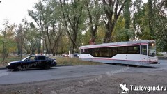 В Новочеркасске иномарка столкнулась с трамваем