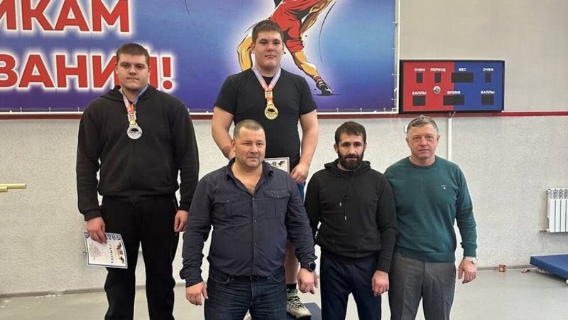 Новочеркасские борцы успешно выступили на областном первенстве