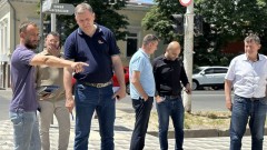 В Новочеркасске на улице Московской продолжаются работы по ремонту тротуаров