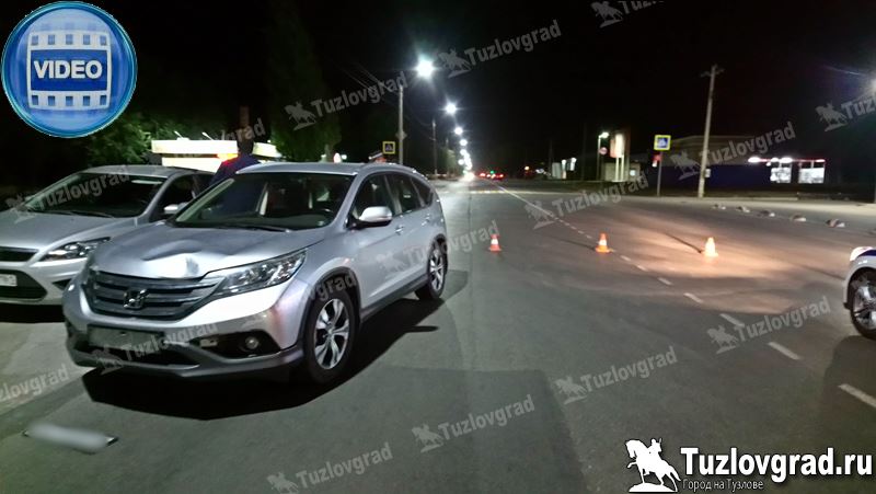 В Новочеркасске кроссовер сбил девушку, переходящую дорогу по пешеходному переходу, видео
