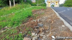 Строительство ливневки на проспекте Платовском ниже арки не закончено
