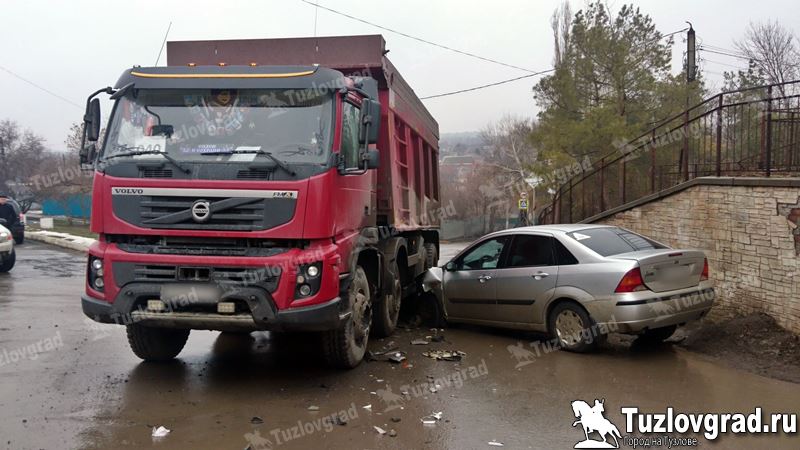 В Новочеркасске водитель самосвала выехал на встречную полосу и столкнулся с легковушкой