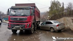 В Новочеркасске водитель самосвала выехал на встречную полосу и столкнулся с легковушкой