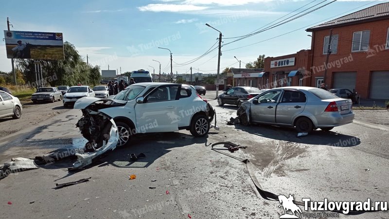 Двое взрослых и ребенок получили травмы в сильном ДТП в Новочеркасске