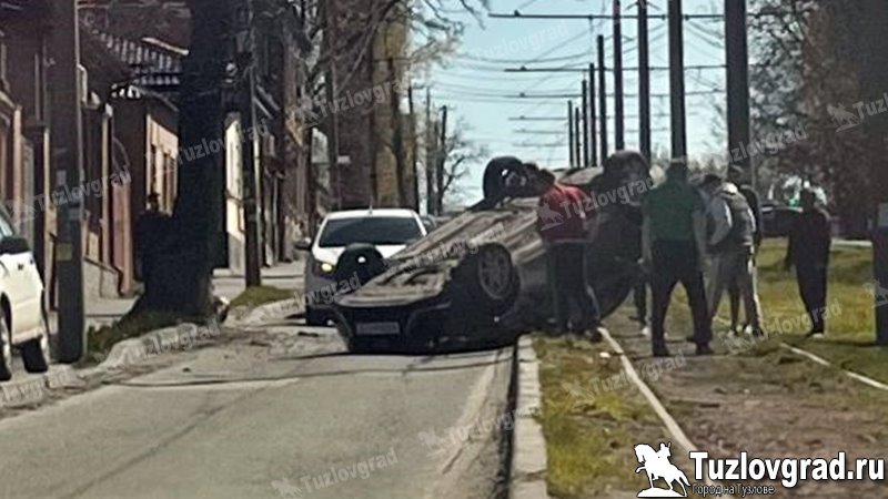 В Новочеркасске водитель зазевался за рулем и перевернул машину