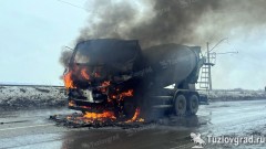 На трассе под Новочеркасском на ходу загорелся бетоновоз, видео
